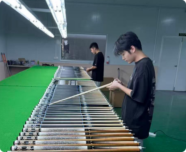 专业台球室的台球杆游戏玩法