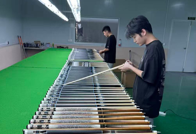 专业台球室的台球杆游戏玩法